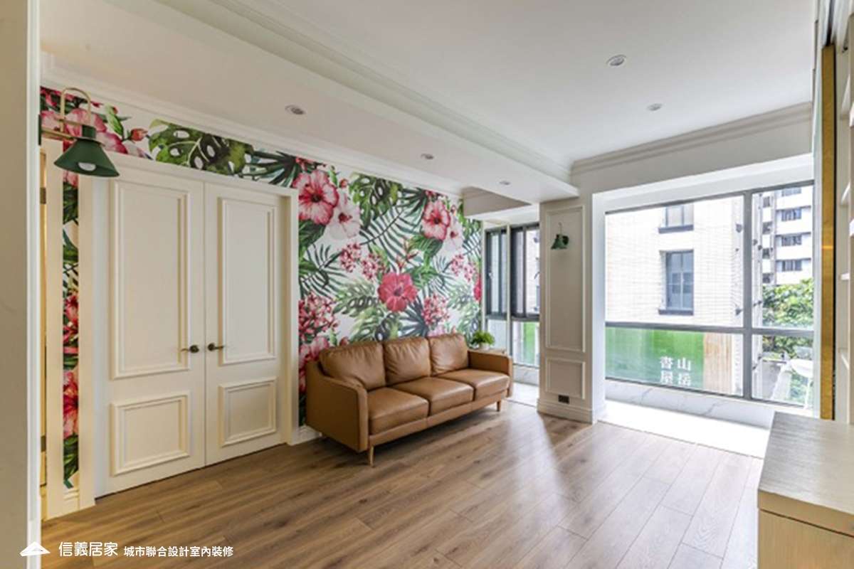 米色客廳室內裝潢設計，包括沙發、壁紙裝潢圖片