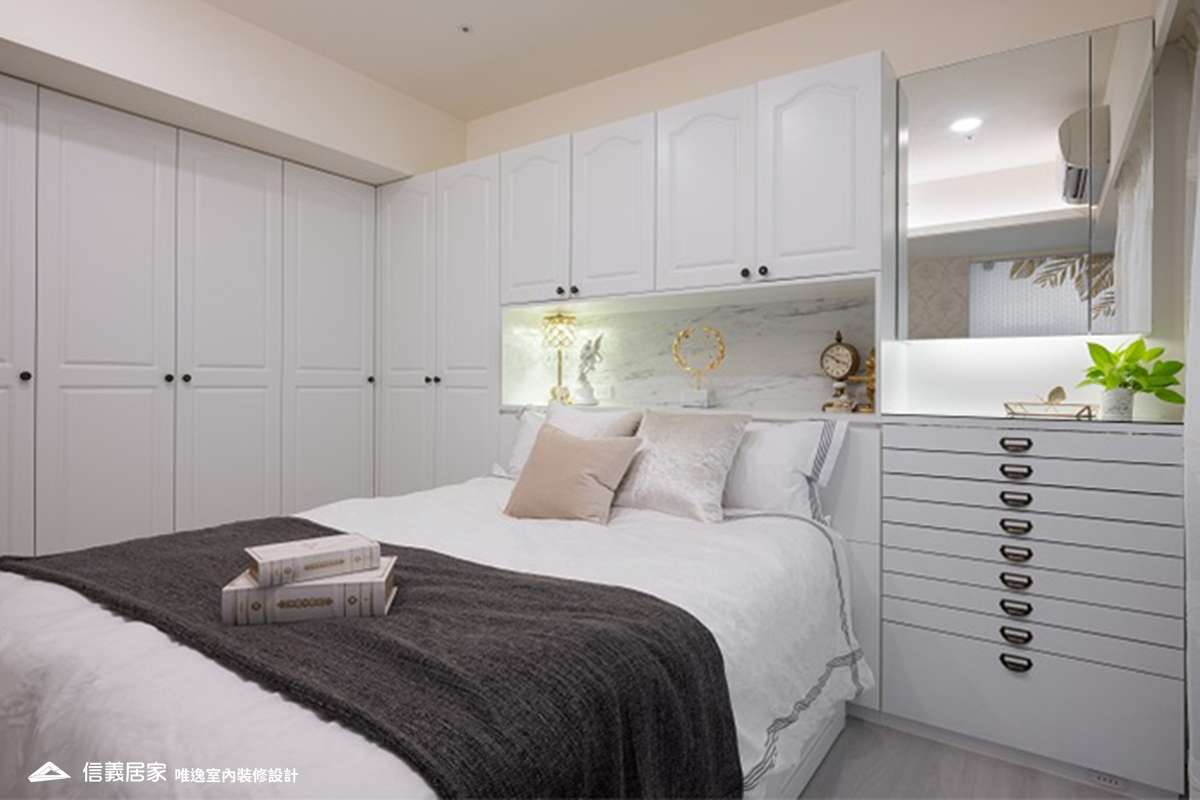 白色臥室室內裝潢設計，包括床、收納櫃裝潢圖片