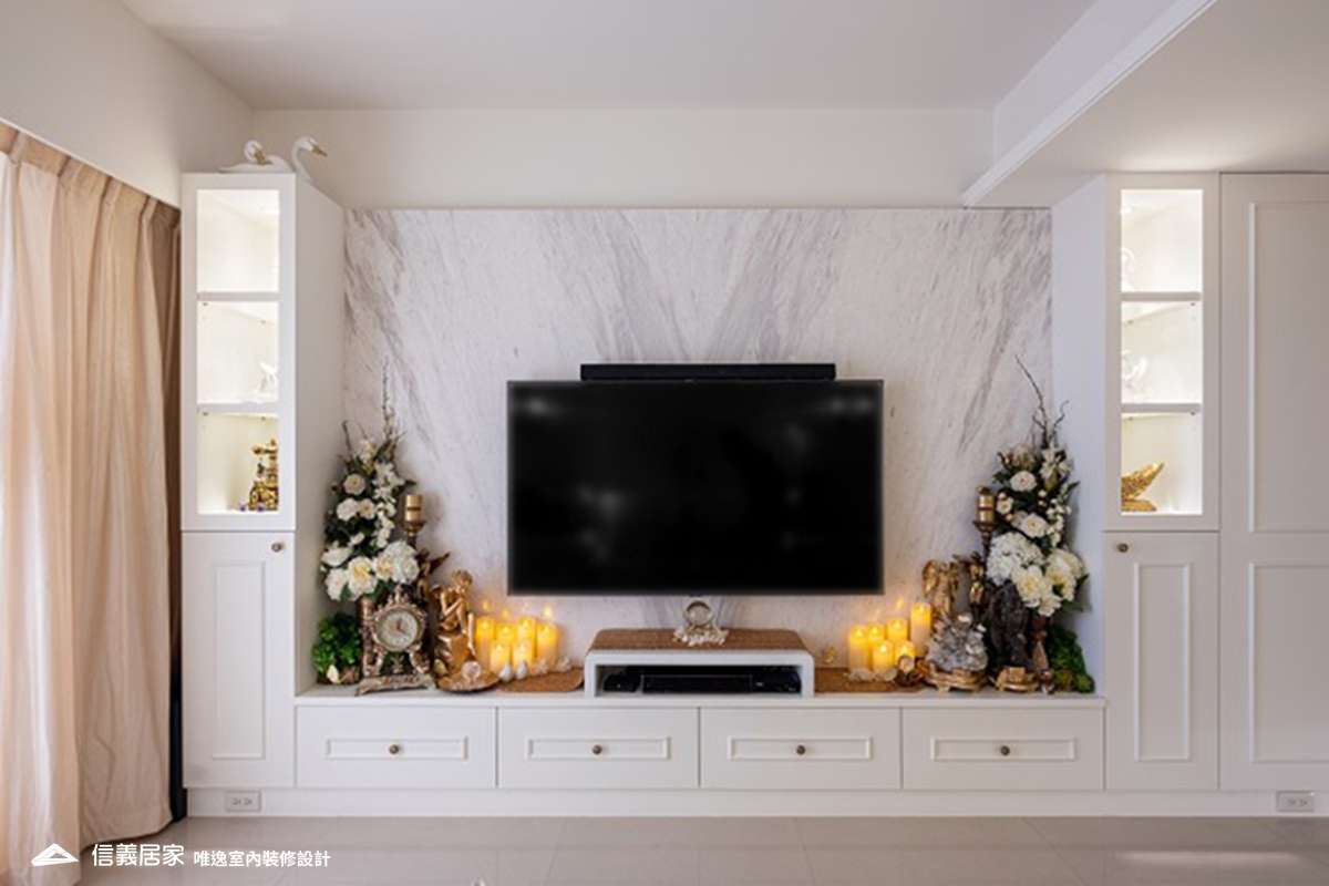 米色客廳室內裝潢設計，包括電視牆、電視櫃、大理石牆/檯面裝潢圖片