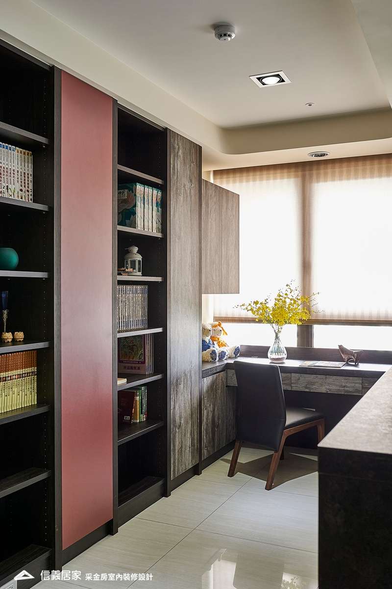 咖啡色書房室內裝潢設計，包括書桌、書櫃裝潢圖片