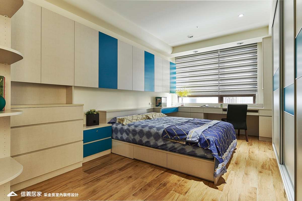 藍色臥室室內裝潢設計，包括床、收納櫃、書桌裝潢圖片