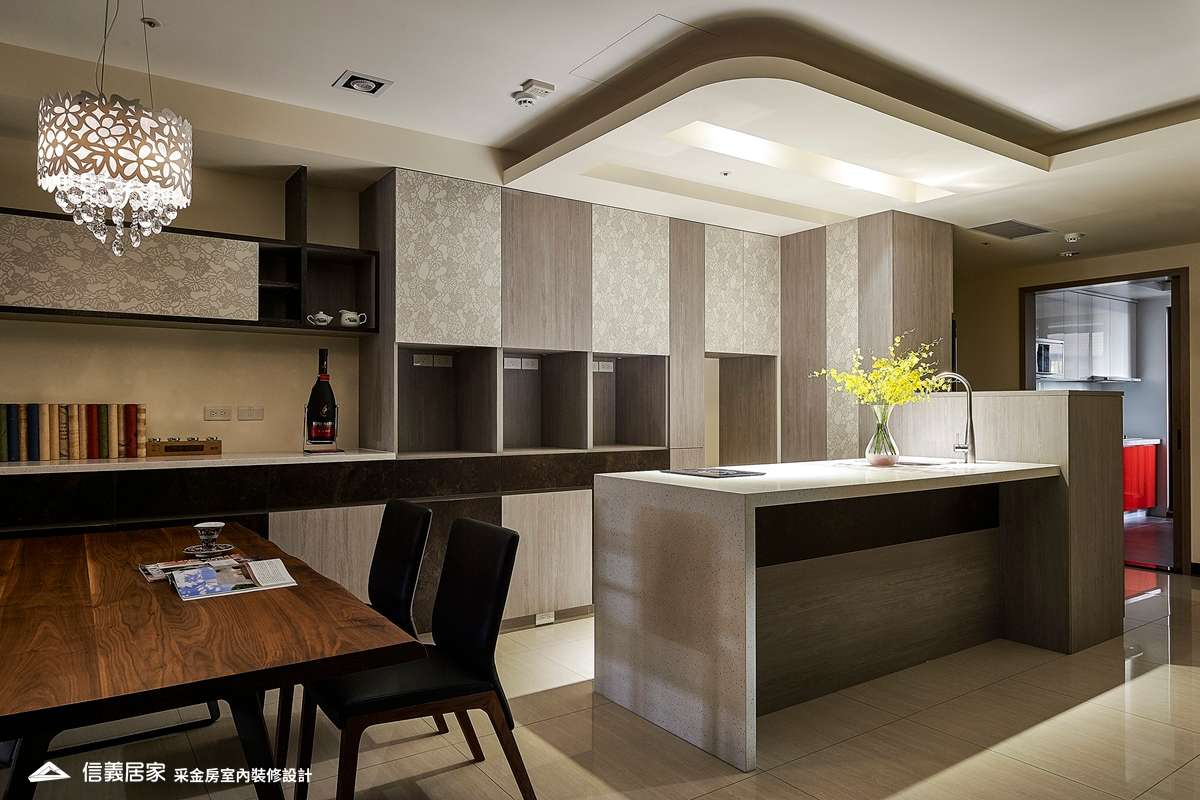 米色開放式廚房室內裝潢設計，包括餐桌、吧台裝潢圖片