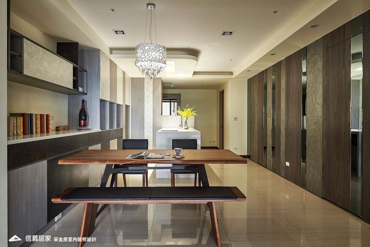 米色開放式廚房室內裝潢設計，包括收納櫃、餐桌裝潢圖片