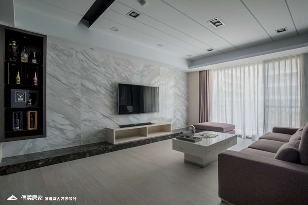 灰色客廳室內裝潢設計，包括沙發、電視牆、大理石牆/檯面裝潢圖片