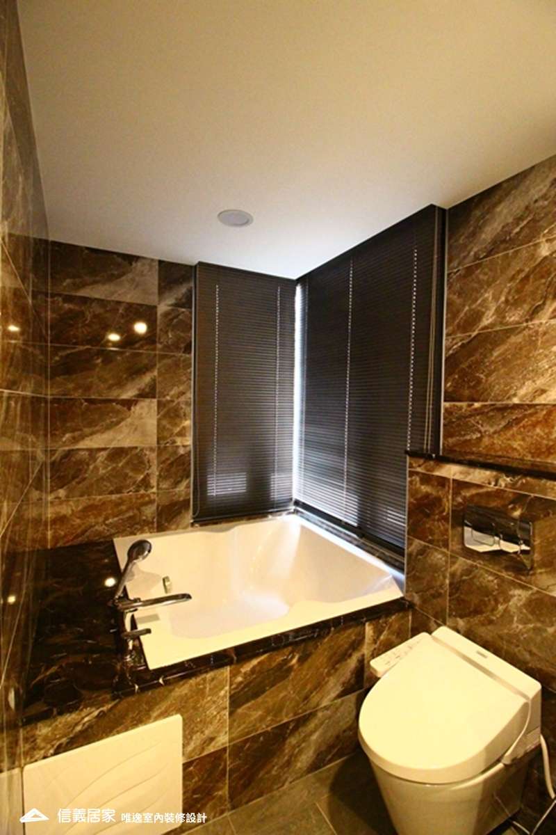 黑白浴室室內裝潢設計，包括大理石牆/檯面、浴缸裝潢圖片