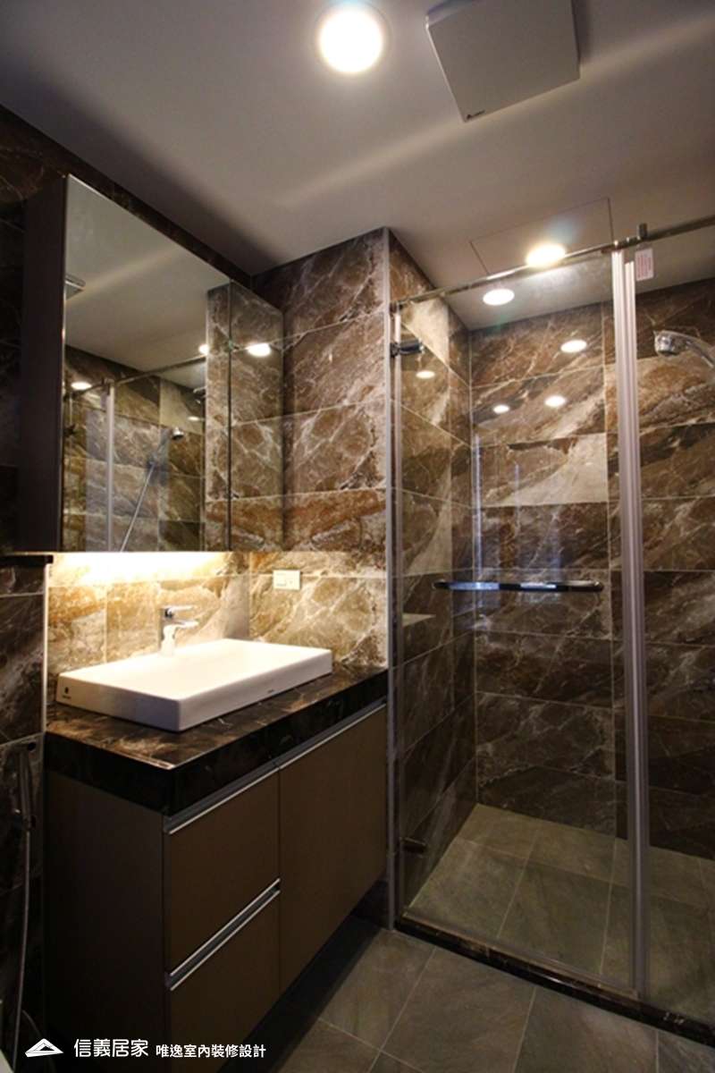 黑白浴室室內裝潢設計，包括洗手台、大理石牆/檯面裝潢圖片