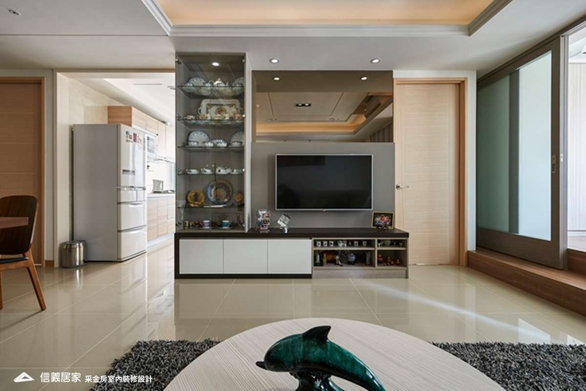米色客廳室內裝潢設計，包括電視牆、展示櫃裝潢圖片