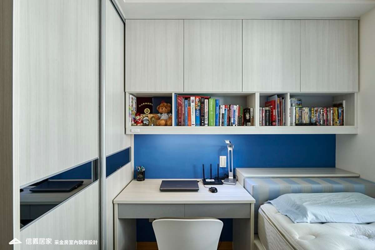 藍色臥室室內裝潢設計，包括床、書桌、書櫃裝潢圖片