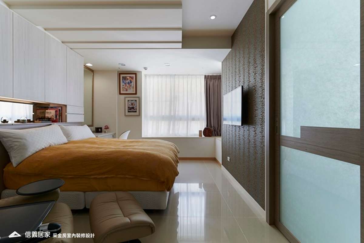 米色臥室室內裝潢設計，包括床、電視牆裝潢圖片