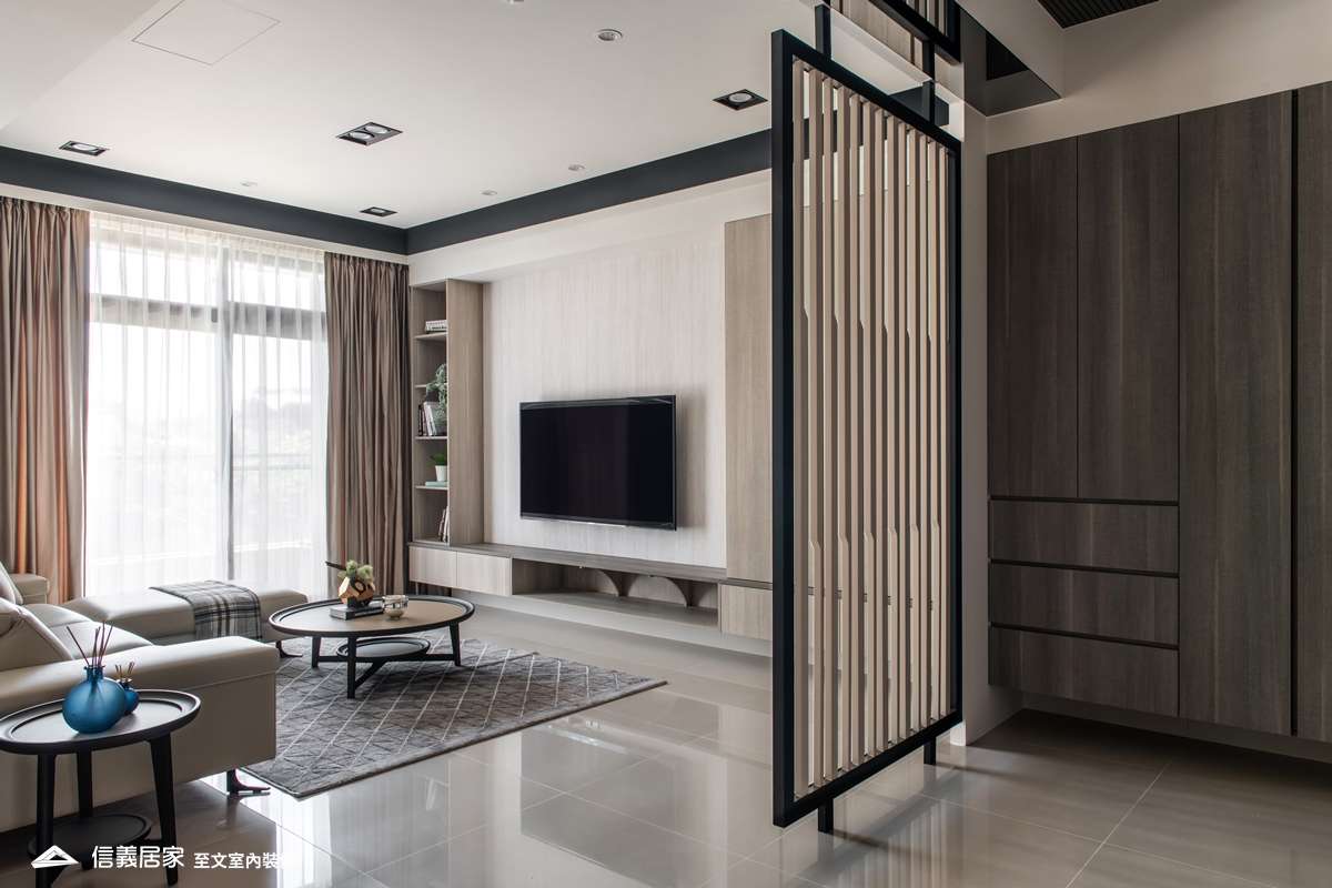 灰色客廳室內裝潢設計，包括窗簾、電視牆、隔屏裝潢圖片