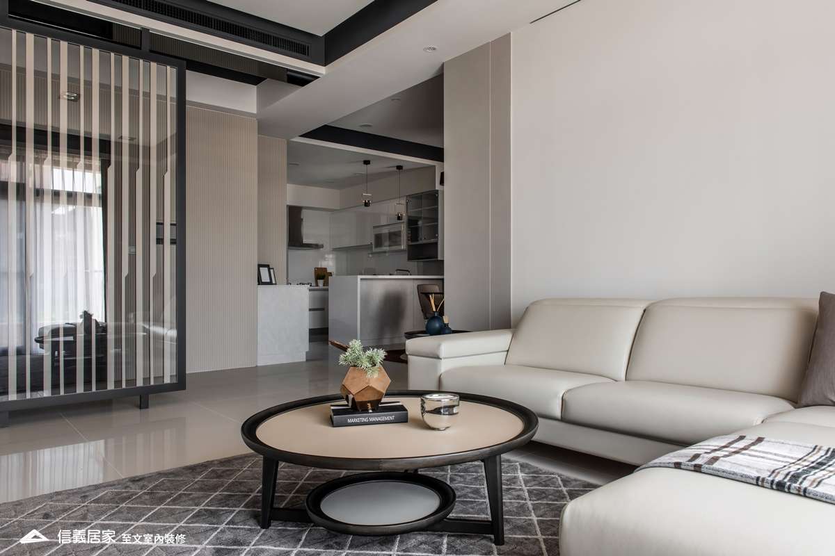 米色客廳室內裝潢設計，包括茶几、隔屏、L型沙發裝潢圖片