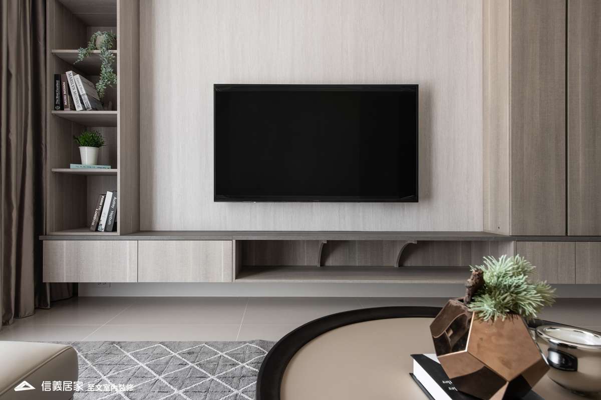 米色客廳室內裝潢設計，包括電視牆裝潢圖片
