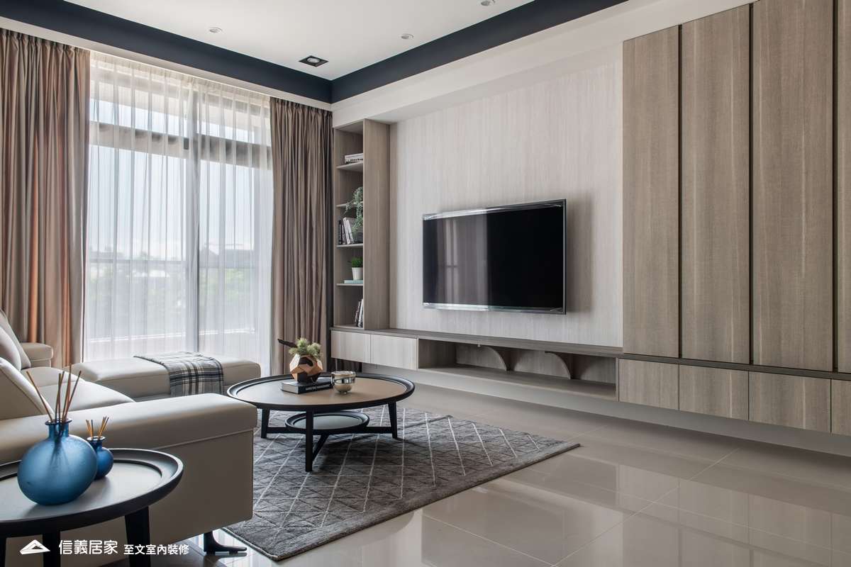 米色客廳室內裝潢設計，包括窗簾、電視牆裝潢圖片