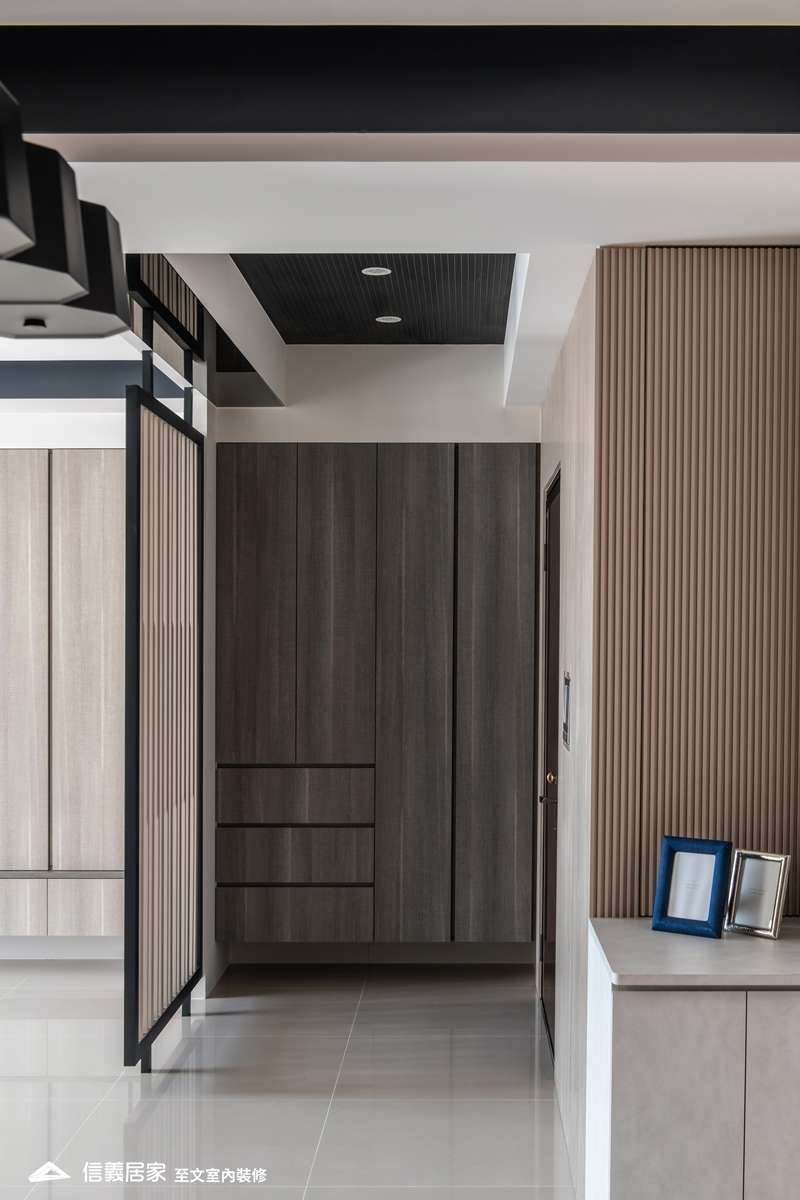 灰色玄關室內裝潢設計，包括收納櫃、隔屏裝潢圖片