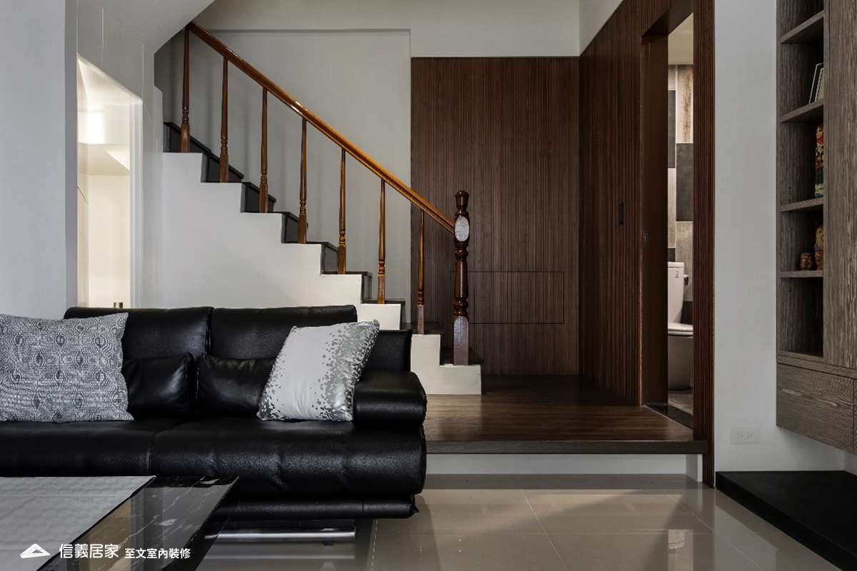 米色樓梯室內裝潢設計，包括沙發、樓梯裝潢圖片