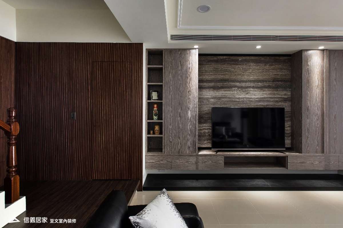 咖啡色客廳室內裝潢設計，包括收納櫃、電視牆裝潢圖片