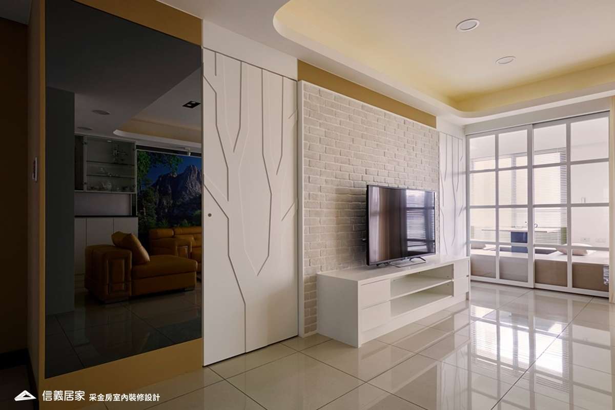 白色客廳室內裝潢設計，包括電視牆裝潢圖片