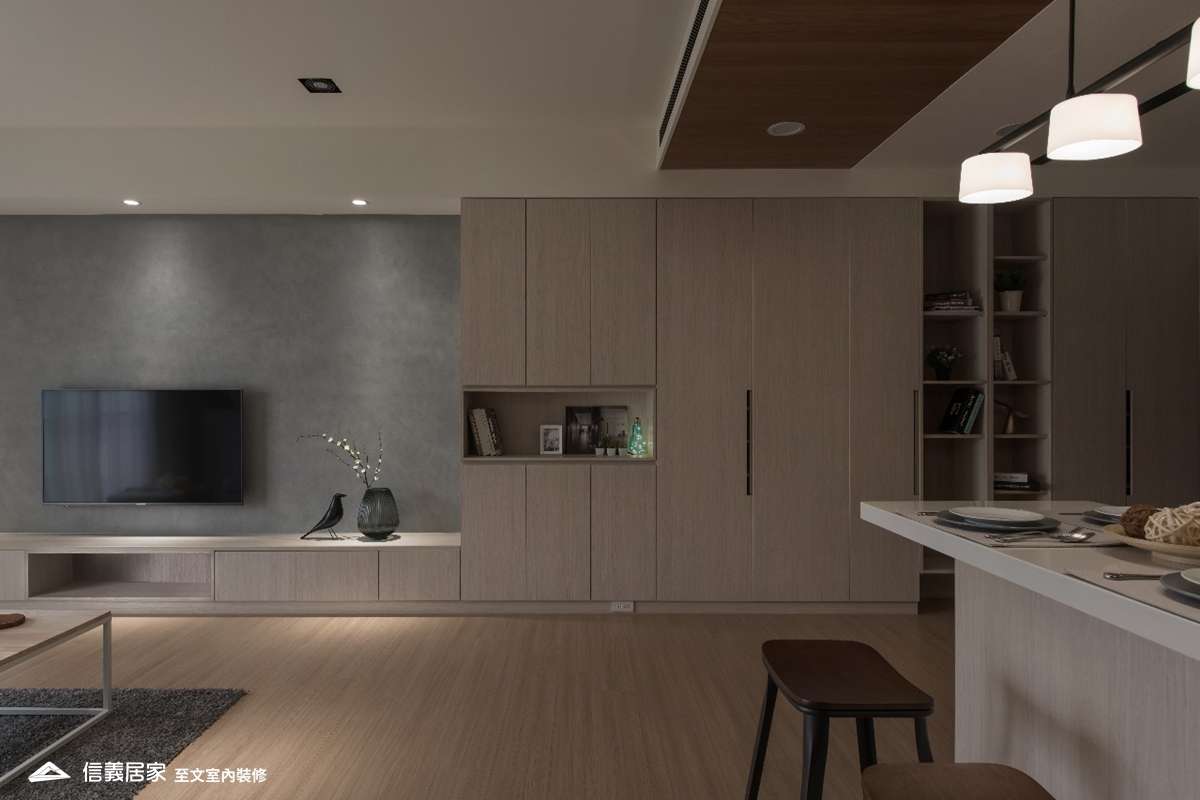 米色客廳室內裝潢設計，包括收納櫃、電視牆、燈具裝潢圖片