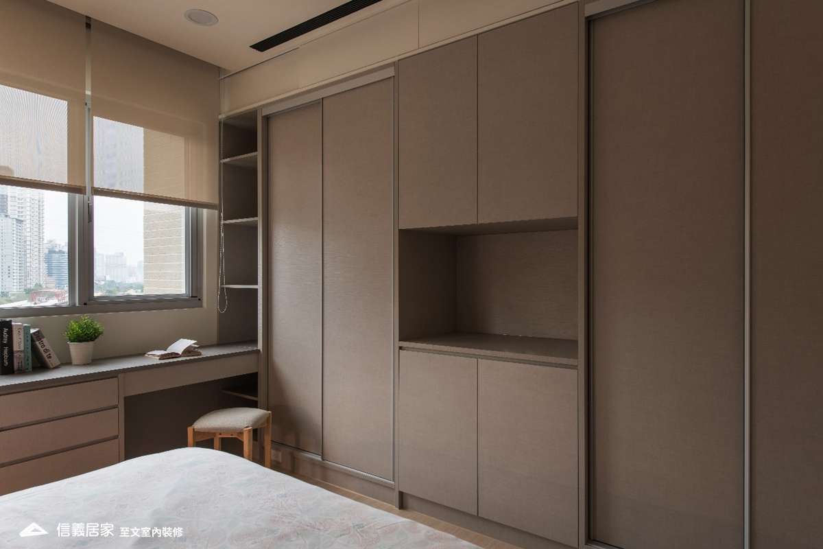 米色臥室室內裝潢設計，包括收納櫃、捲簾裝潢圖片
