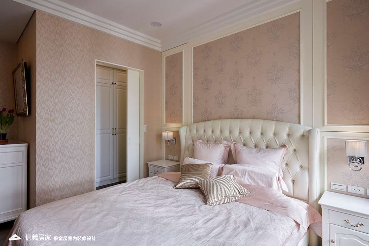 白色臥室室內裝潢設計，包括床、床頭主牆裝潢圖片