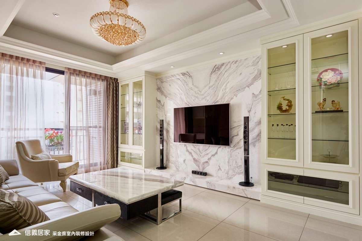 白色客廳室內裝潢設計，包括吊燈、電視牆、大理石牆/檯面裝潢圖片