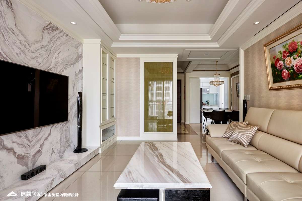 白色客廳室內裝潢設計，包括沙發、電視牆、大理石牆/檯面裝潢圖片
