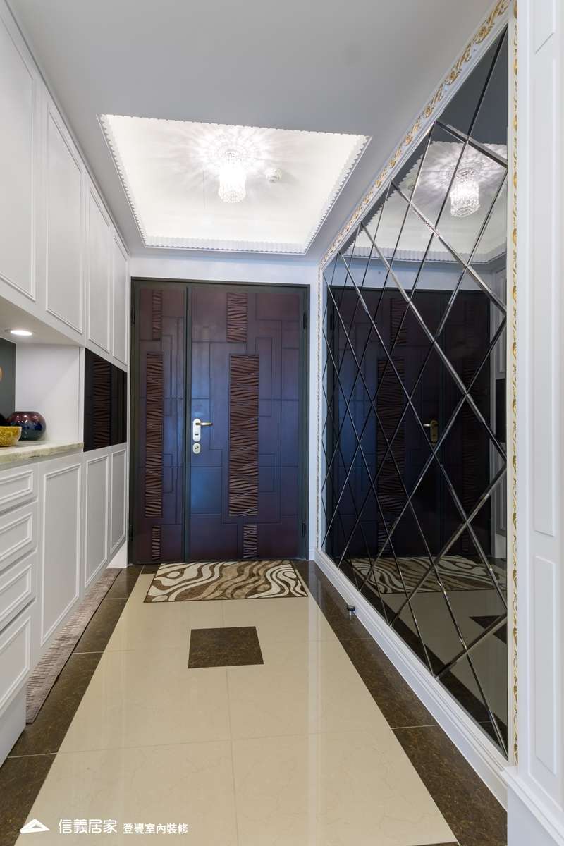 黑白玄關室內裝潢設計，包括收納櫃、烤漆玻璃裝潢圖片