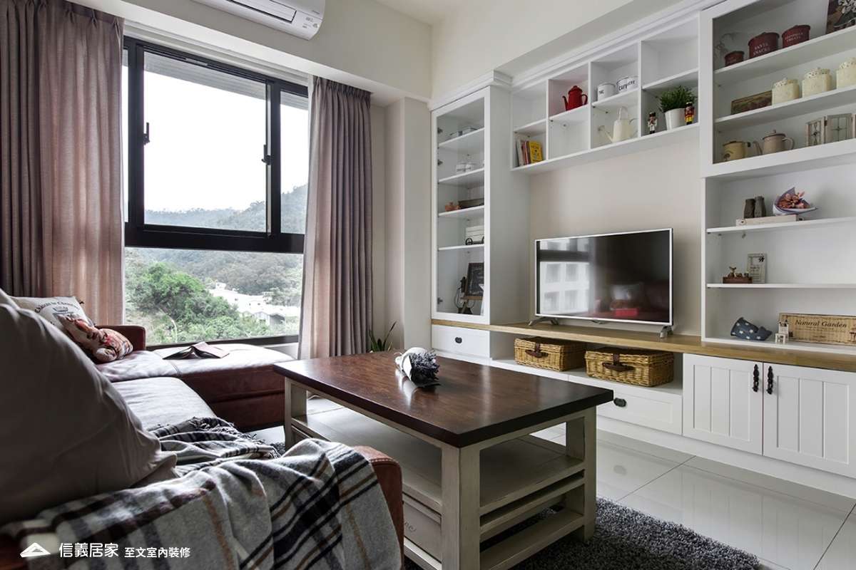 白色客廳室內裝潢設計，包括沙發、茶几、電視櫃裝潢圖片