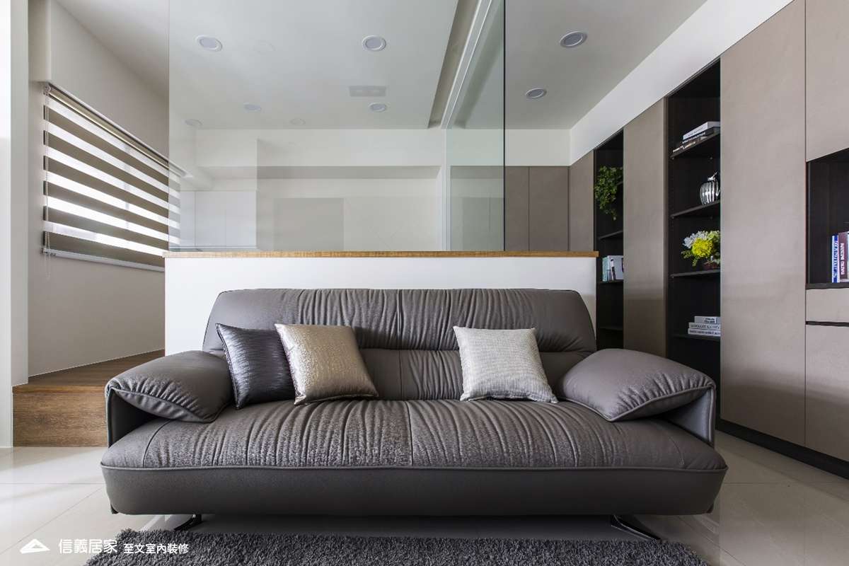 米色客廳室內裝潢設計，包括沙發、收納櫃、展示櫃、羅馬簾、隔屏裝潢圖片