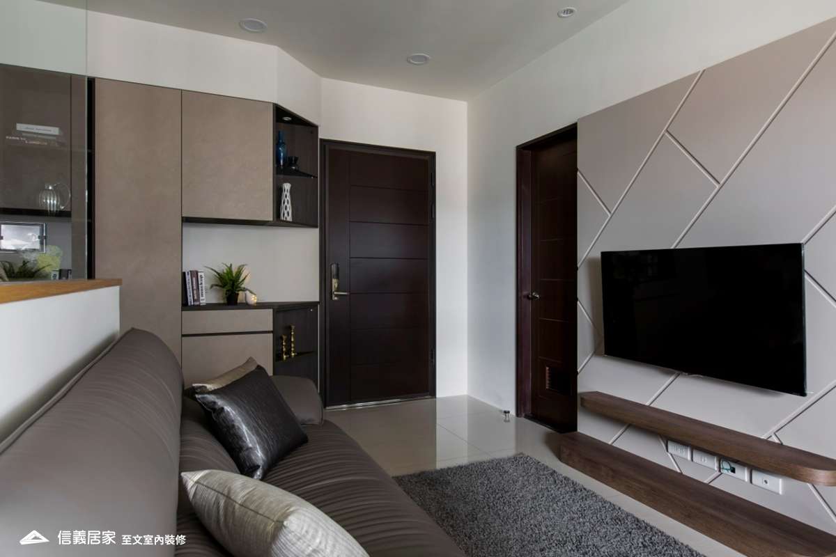 米色客廳室內裝潢設計，包括沙發、電視牆、展示櫃裝潢圖片