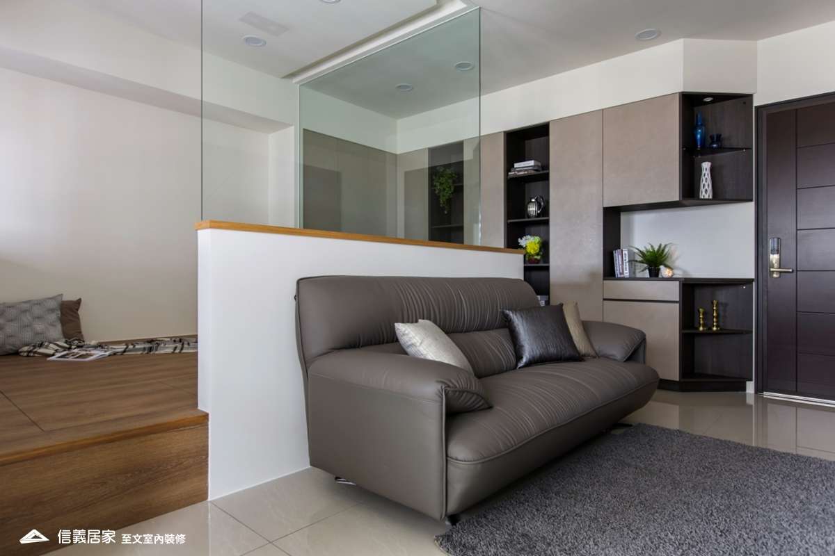 米色客廳室內裝潢設計，包括沙發、展示櫃、隔屏裝潢圖片