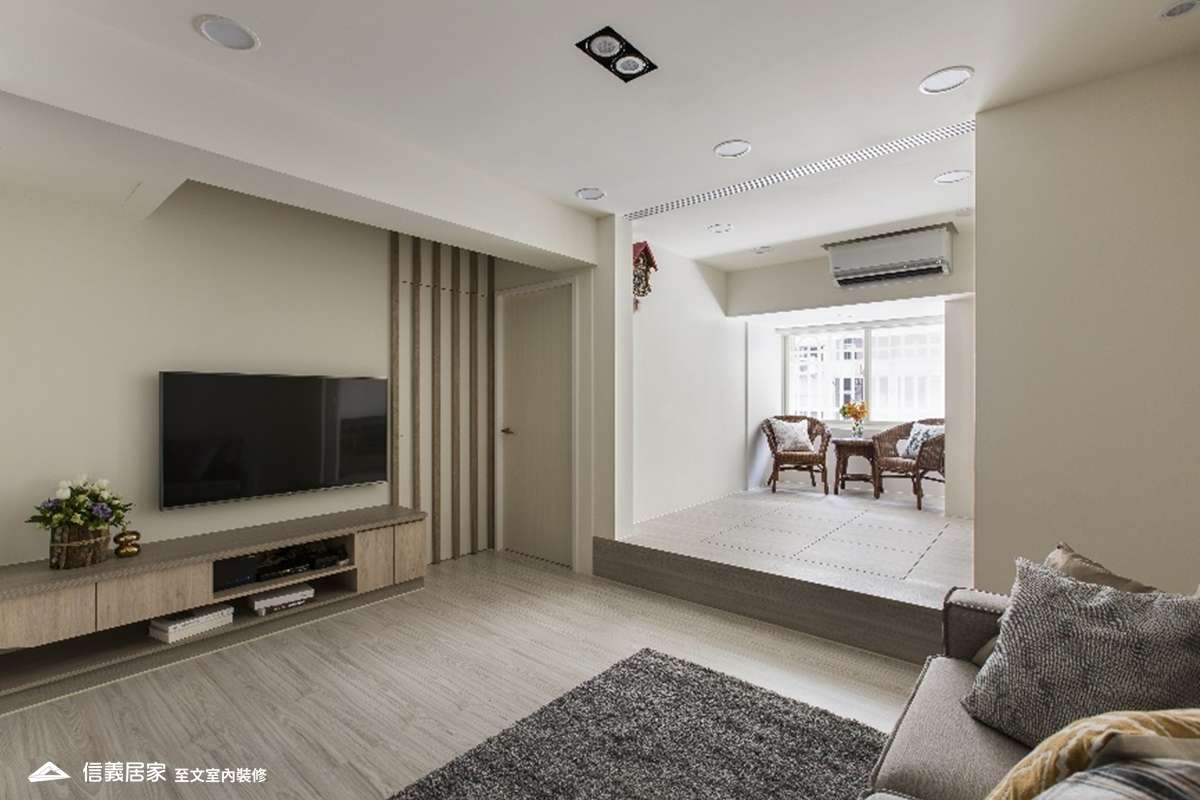 米色客廳室內裝潢設計，包括沙發、電視櫃、地毯裝潢圖片