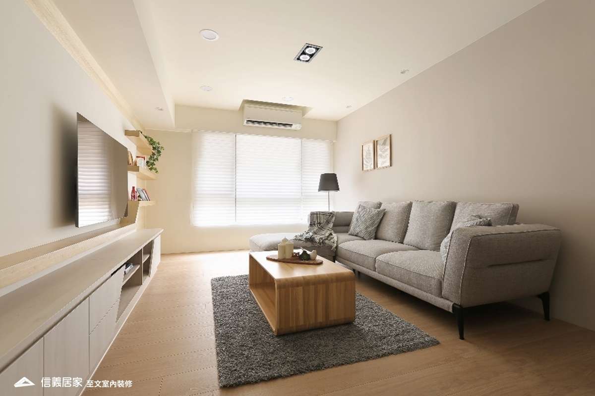 白色客廳室內裝潢設計，包括沙發、茶几、電視櫃、地毯、百葉窗裝潢圖片
