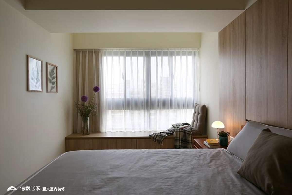 白色臥室室內裝潢設計，包括床、收納櫃、矮櫃裝潢圖片