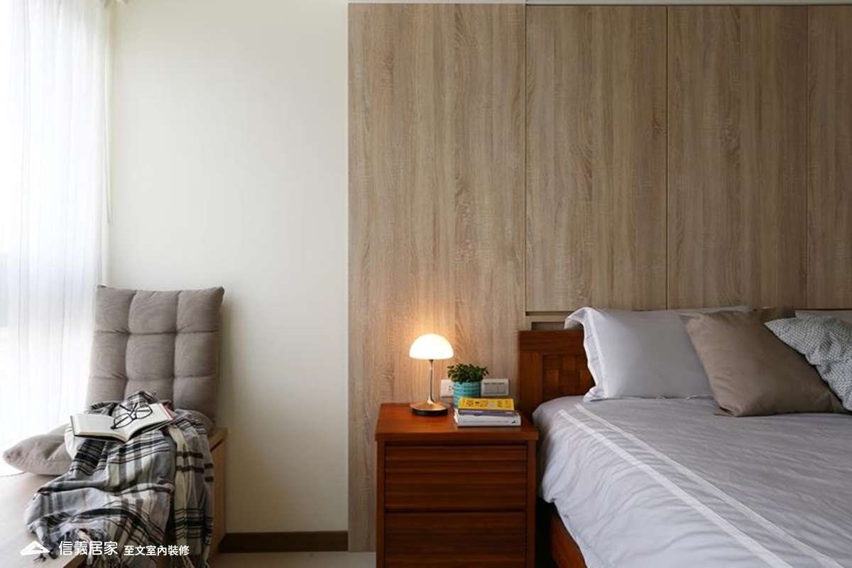 白色臥室室內裝潢設計，包括床、收納櫃、矮櫃裝潢圖片