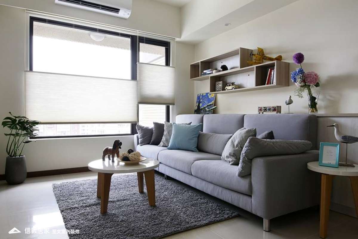 白色客廳室內裝潢設計，包括沙發、茶几、地毯、展示櫃裝潢圖片