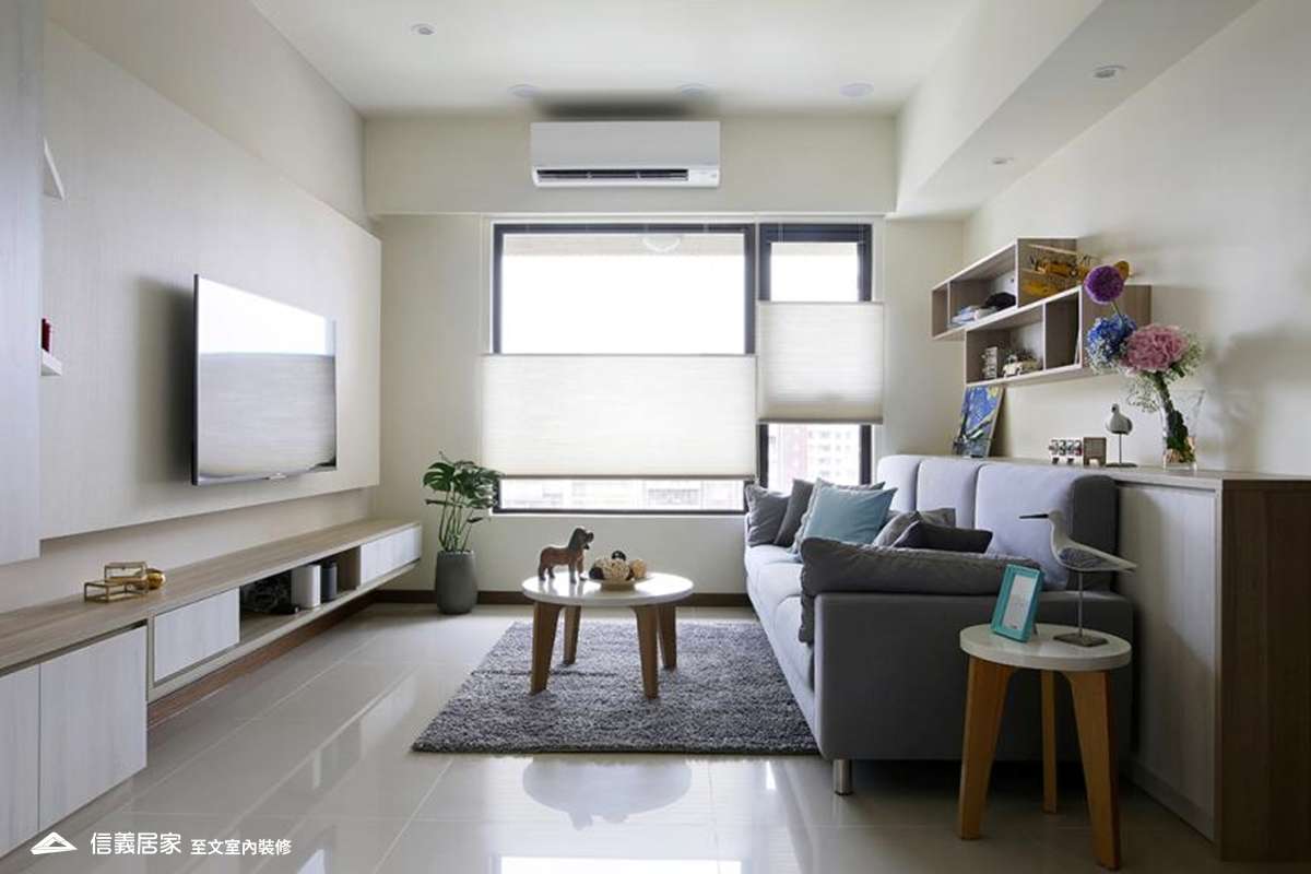 白色客廳室內裝潢設計，包括沙發、茶几、電視櫃、地毯、展示櫃裝潢圖片