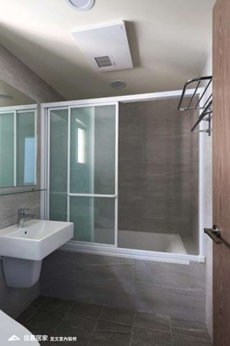 白色浴室室內裝潢設計，包括洗手台、淋浴/花灑、浴缸裝潢圖片