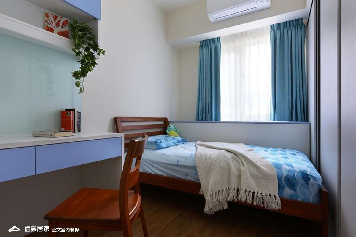 白色小孩房室內裝潢設計，包括窗簾、床、書桌裝潢圖片