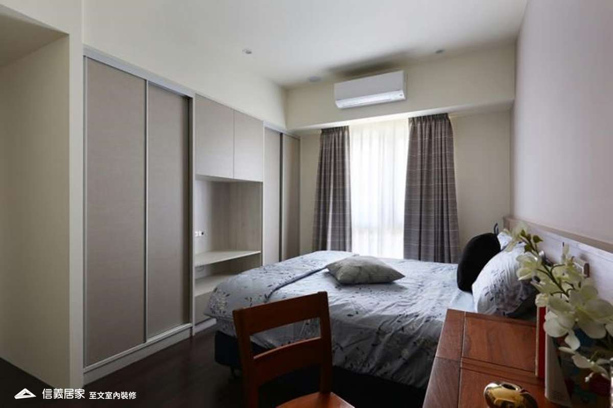 白色臥室室內裝潢設計，包括窗簾、床、收納櫃、書桌裝潢圖片