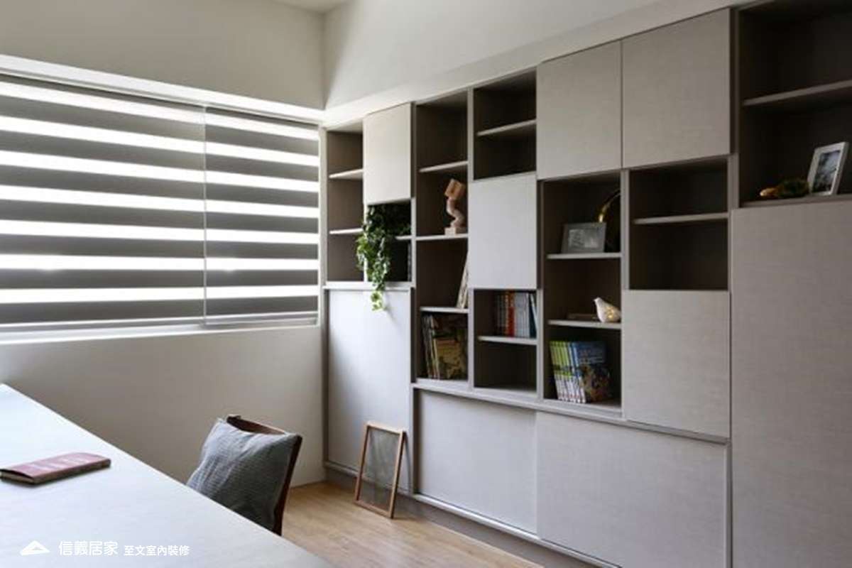 白色書房室內裝潢設計，包括椅子、書桌、書櫃、百葉窗裝潢圖片