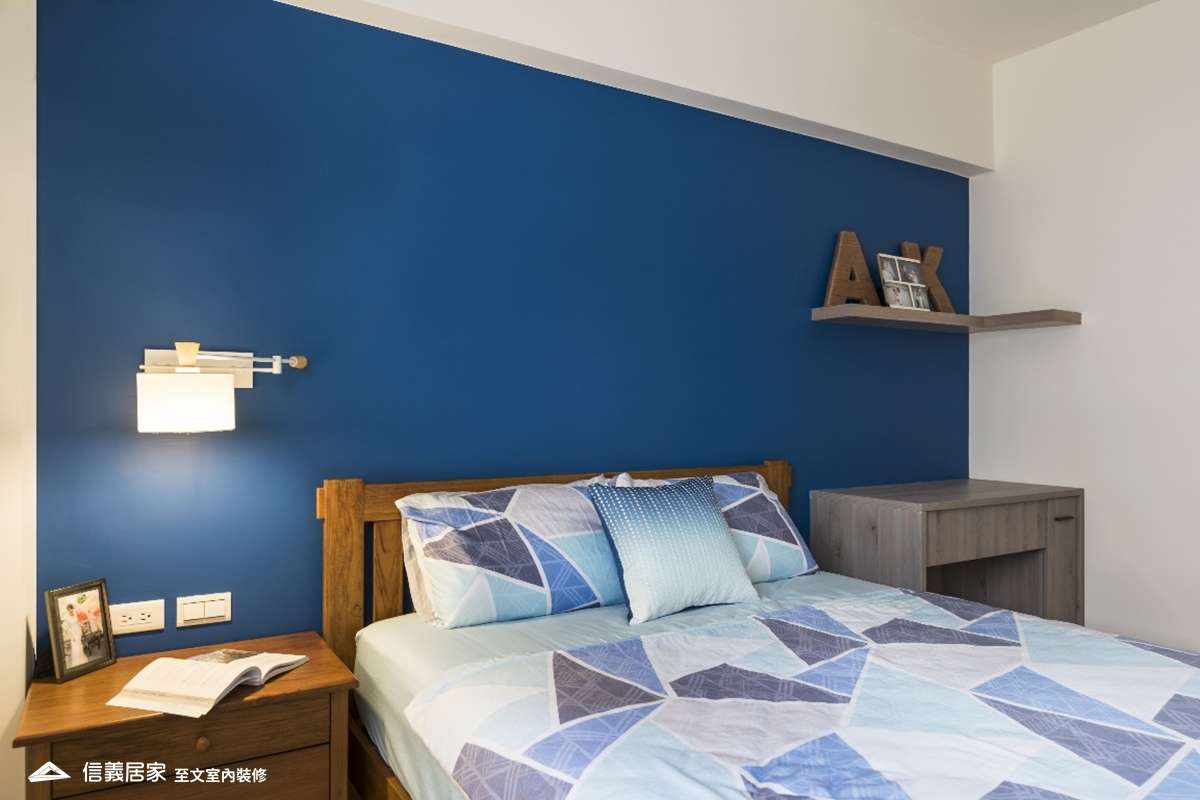 白色臥室室內裝潢設計，包括床、矮櫃、壁燈裝潢圖片