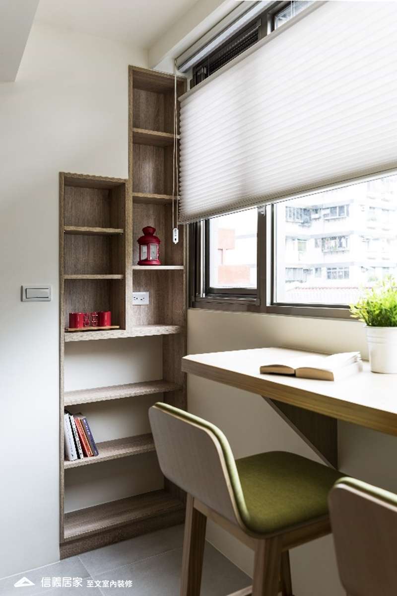 白色客廳室內裝潢設計，包括椅子、書桌、書櫃裝潢圖片