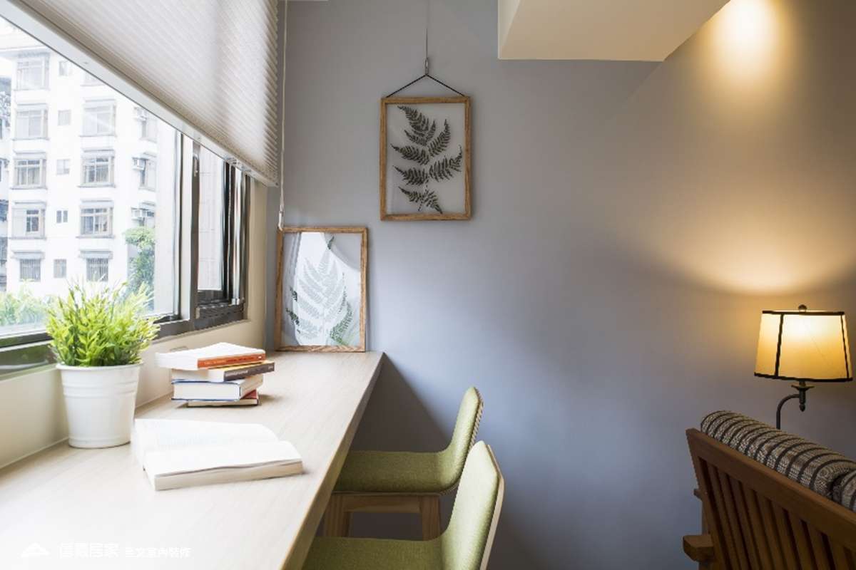 藍色客廳室內裝潢設計，包括窗簾、椅子、書桌裝潢圖片