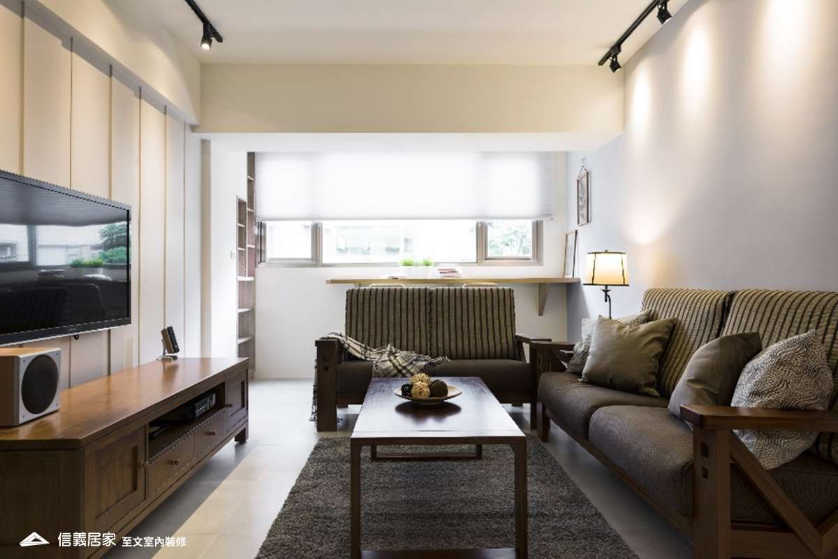 白色客廳室內裝潢設計，包括茶几、椅子、電視櫃、地毯、立燈裝潢圖片