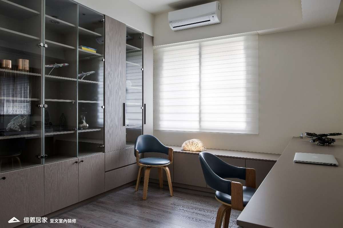 白色書房室內裝潢設計，包括椅子、展示櫃、書桌裝潢圖片