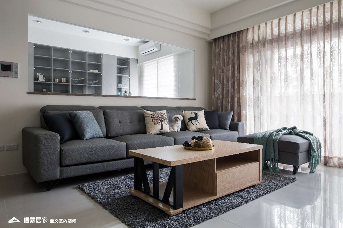 白色客廳室內裝潢設計，包括沙發、茶几、地毯裝潢圖片