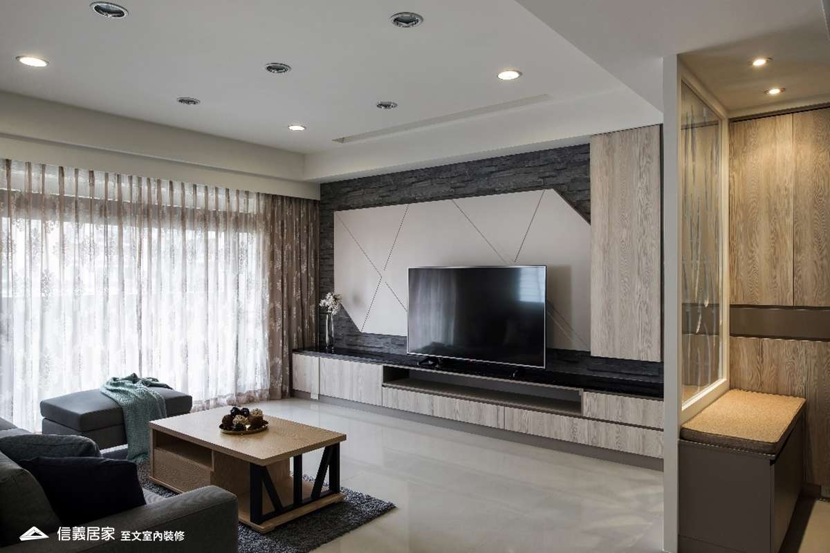 白色客廳室內裝潢設計，包括沙發、茶几、電視牆、電視櫃裝潢圖片