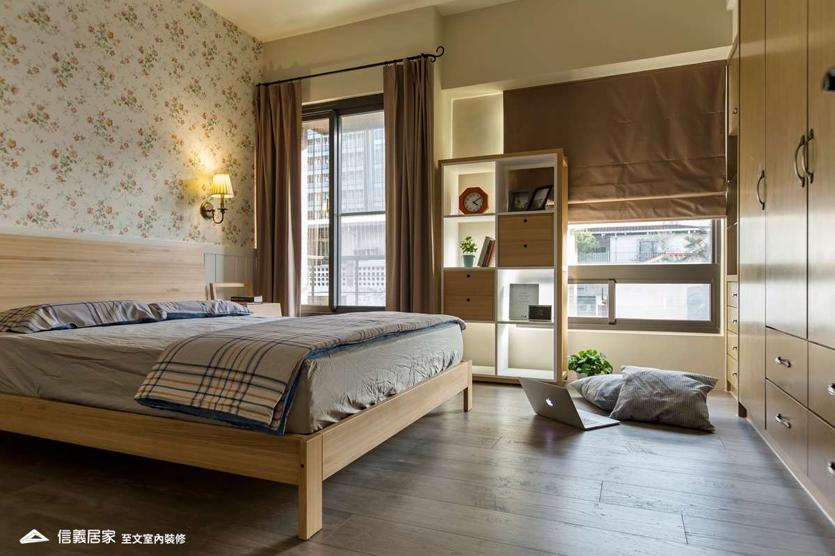黃色臥室室內裝潢設計，包括窗簾、床、收納櫃、床頭主牆、壁燈裝潢圖片