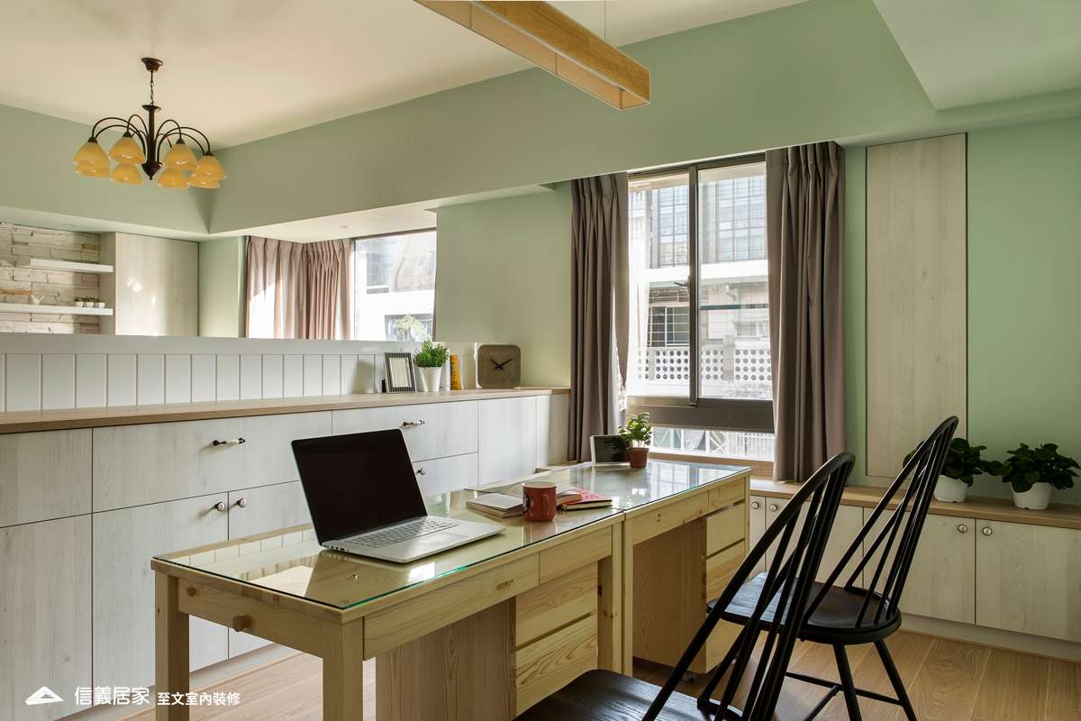 綠色書房室內裝潢設計，包括窗簾、吊燈、椅子、矮櫃、書桌裝潢圖片